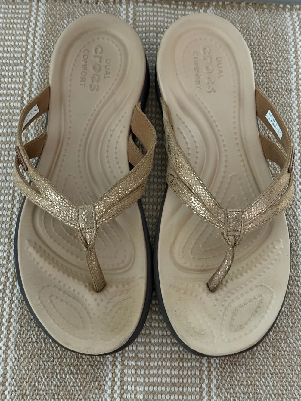 CROCS Women's Capri V Shimmer Flip Flops, Metallic Gold/Snakeskin Strap Design